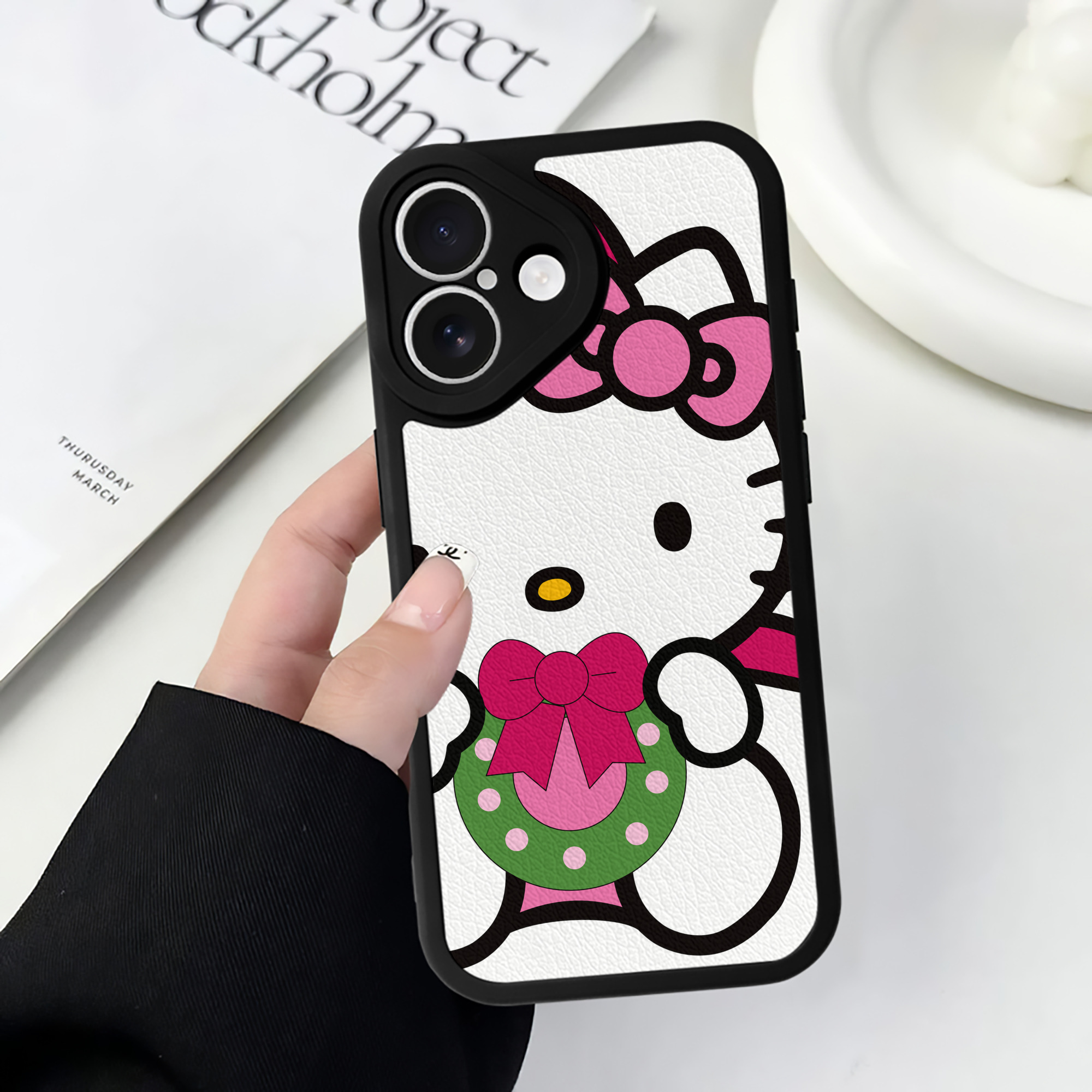 （画像用） Hello Kitty ハローキティ 【iPhone 16シリーズ対応】シリコンスマホケース（レザー調） 材質：シリコン